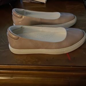 Kenneth Cole slip on shoes 7.5 glossy patent in tan/beige & gold strip